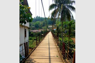 Bridge crossing - Muang Khua - Laos - 11.04